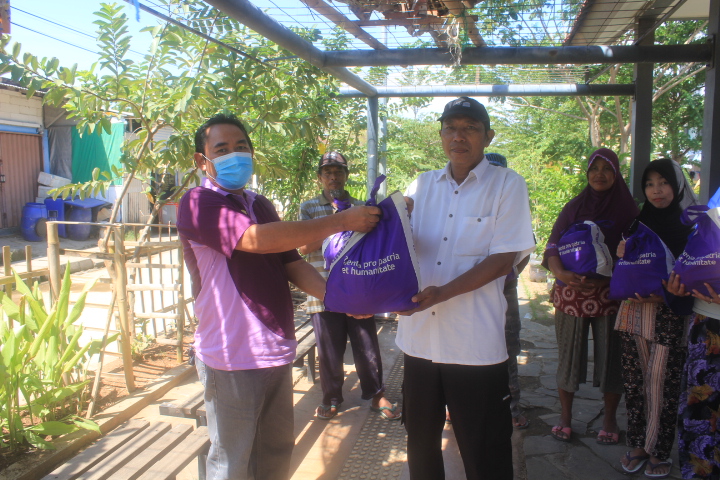Unika Donasi Korban Tanggul Rob yang Jebol di Daerah Tambak Lorok